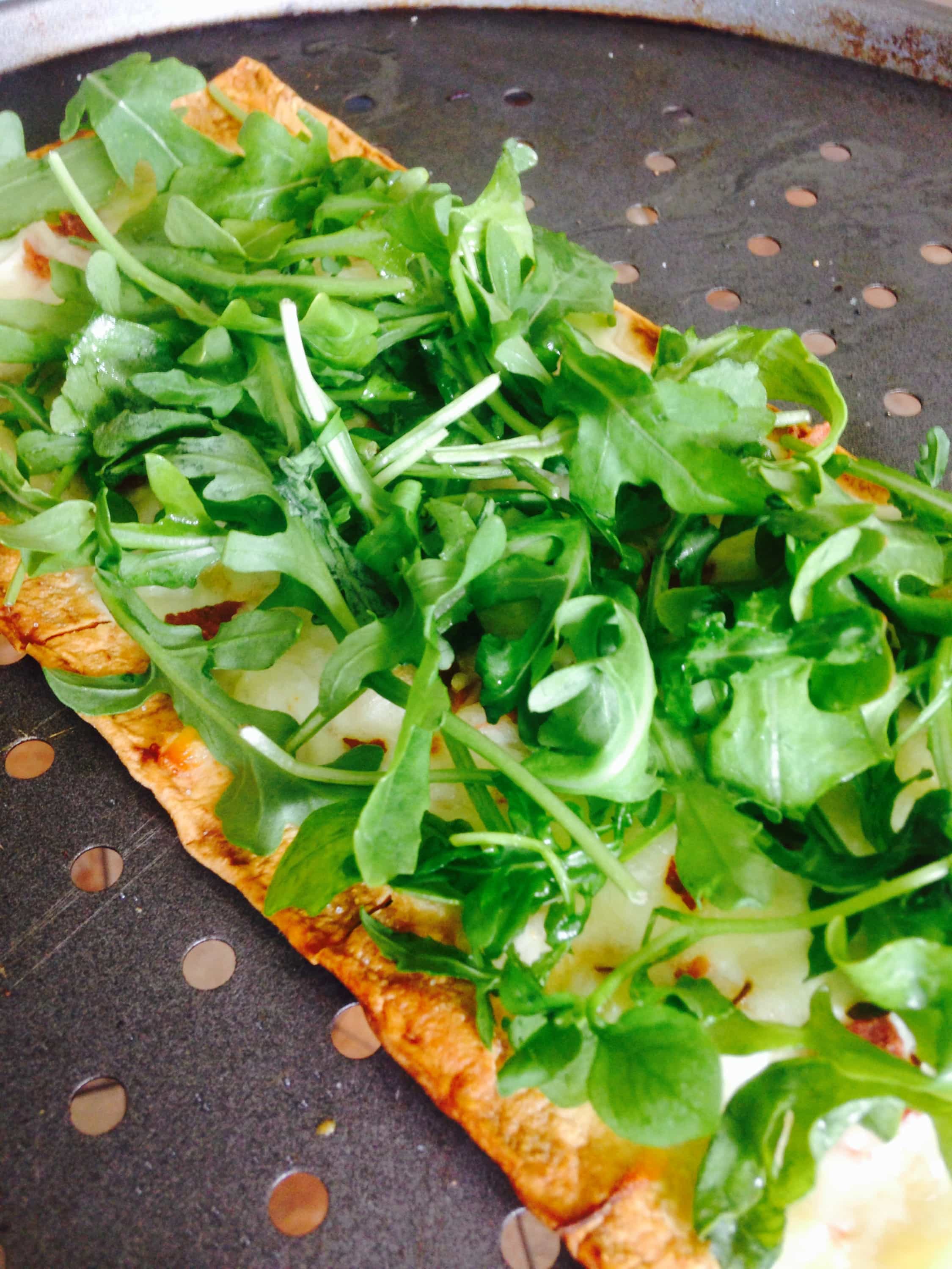 3-Cheese White Pizza with Arugula - a 21 Day Fix approved pizza recipe, on ConfessionsOfAFitFoodie.com
